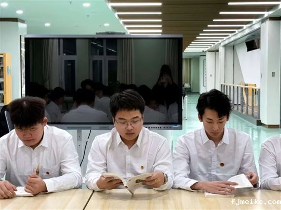 图片包含 游戏机, 桌子, 房间, 男人&#xA;&#xA;AI 生成的内容可能不正确。