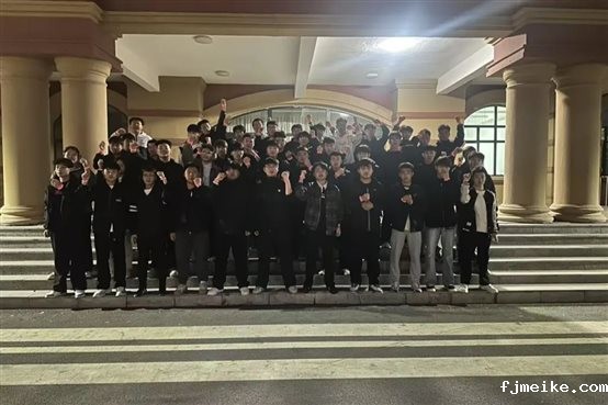 一群人站在建筑前&#xA;&#xA;AI 生成的内容可能不正确。